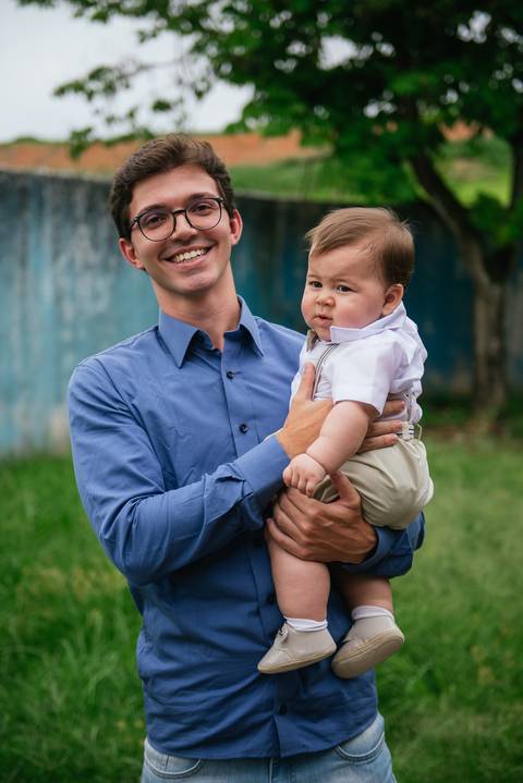 Padrinho segurando afiliado para foto antes de começar a cerimônia de batismo'