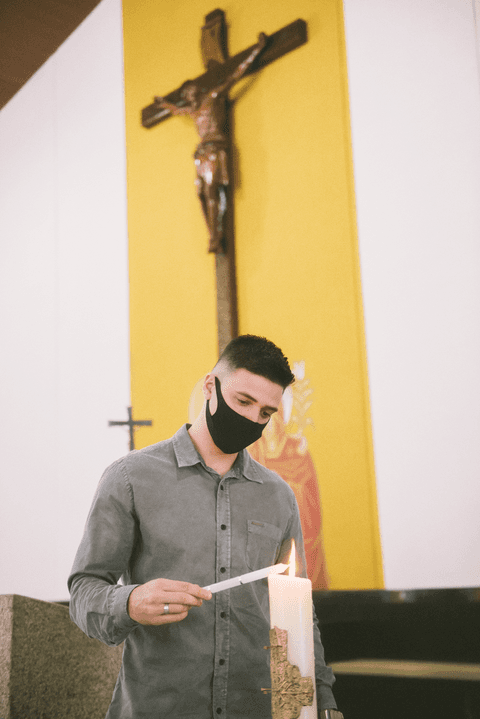 O Círio Pascal é uma vela branca que representa a Luz de Cristo. '