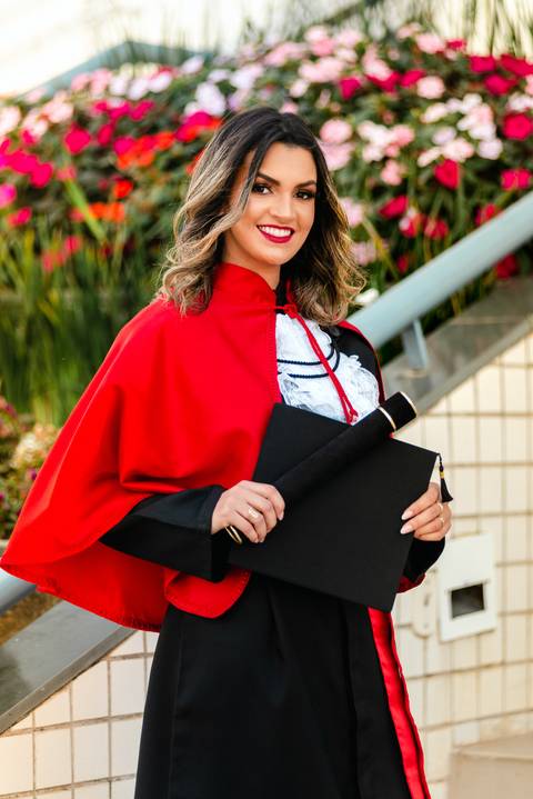 Faixa vermelha resaltando na foto de formatura'