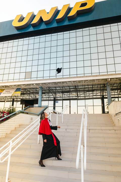 Jogar Capelo para o alto é um simbolo dos formandos'