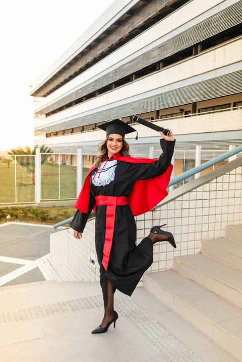 Foto com a formanda pulando'