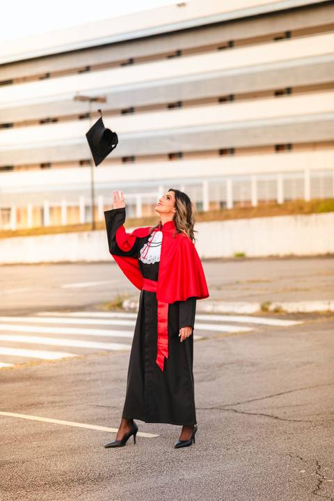 Foto com capelo sendo jogado para o alto'