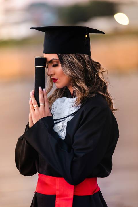 Formanda agradeçe pela graduação em Direito'