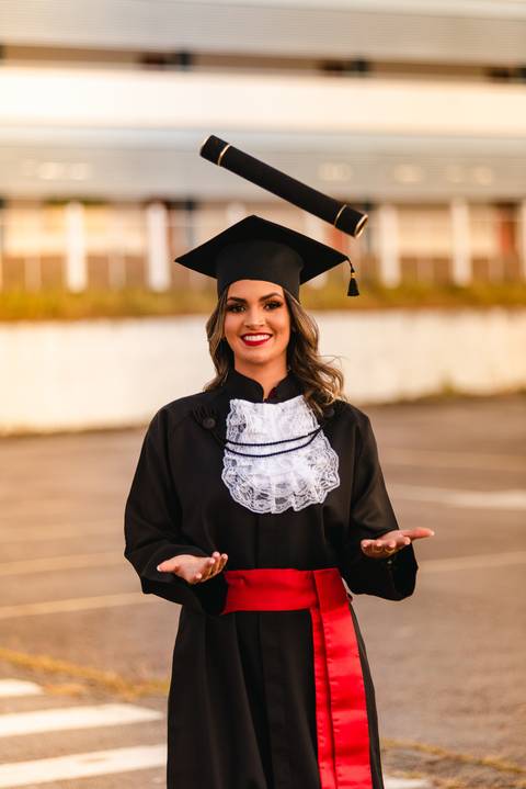 Ensaio com foto com diploma de faculdade'