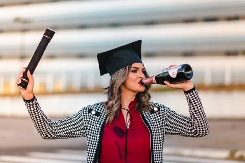 Foto com diploma de faculdade
'