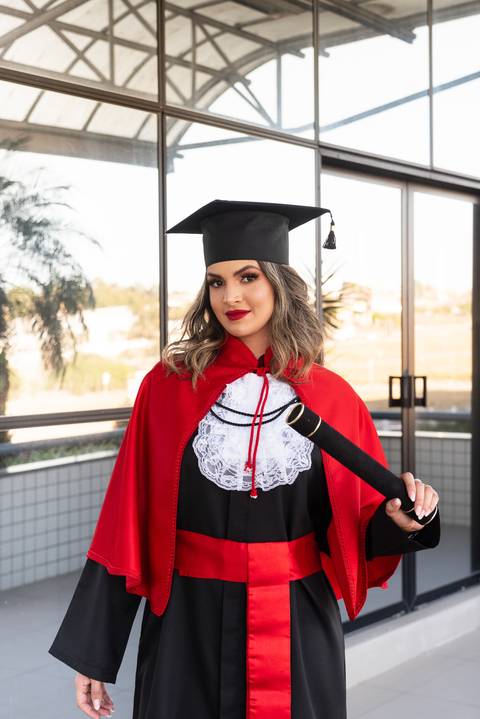 Bruna com graduação no curso de Direito pela UNIP'