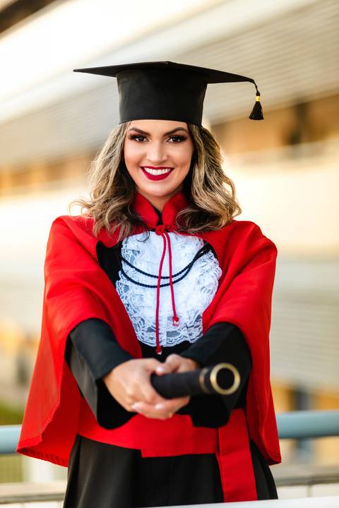 Fotografia com o canudo de formatura'