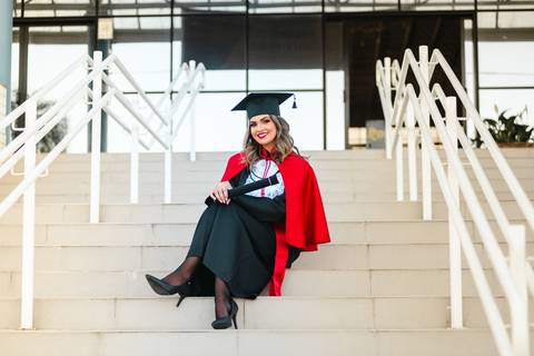 Foto de formatura na escada da Universidade Unip'