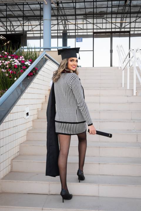Formanda posa para foto de formatura'