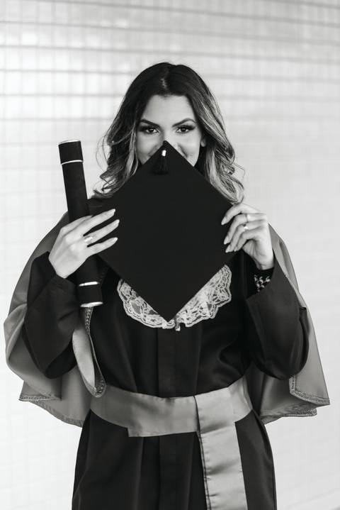 Contratar um fotógrafo profissional para as fotos de formatura'