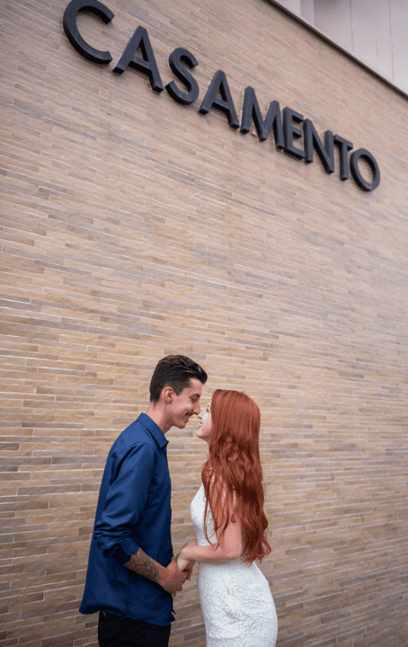 foto dos noivos se beijando em frente ao cartório da rua Humaitá'
