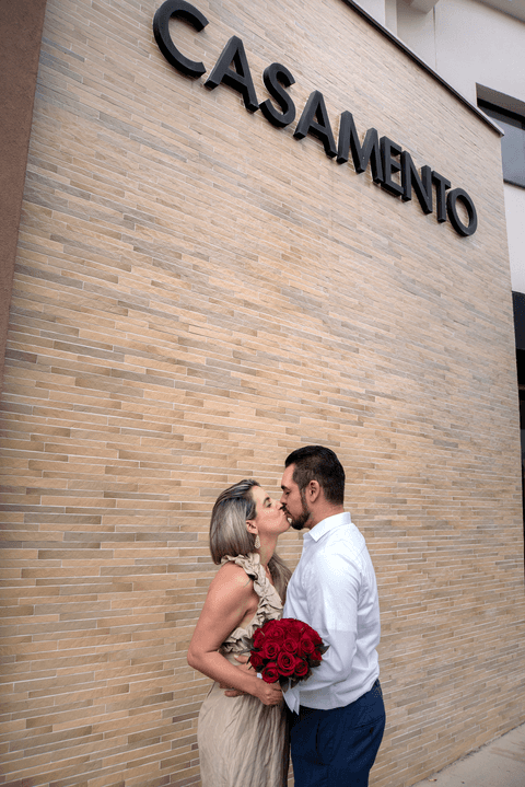 Beijos do casal em dia de casamento no civil registrado pelo fotógrafo'