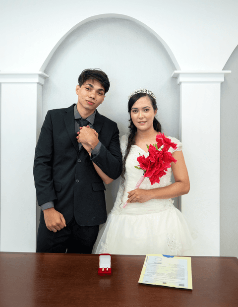 Noiva ao estilo de princesa faz fotos no dia de casamento no cartório de SJCampos'