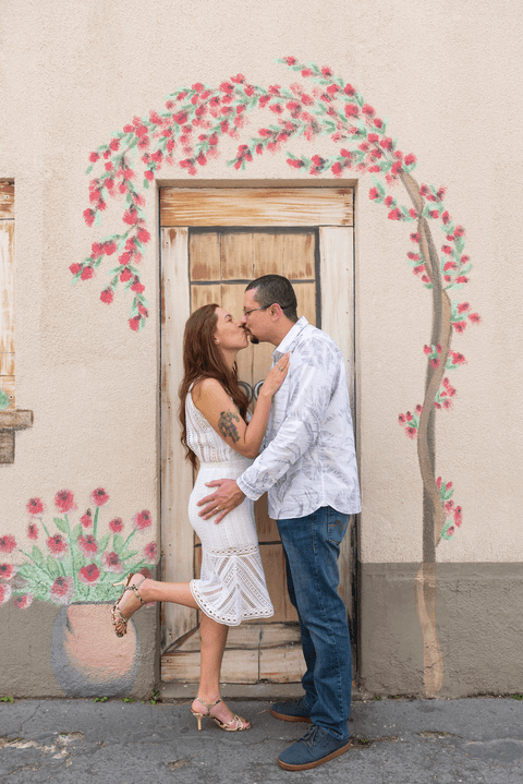 Noiva beija o noivo posando para foto de casamento em SJC'
