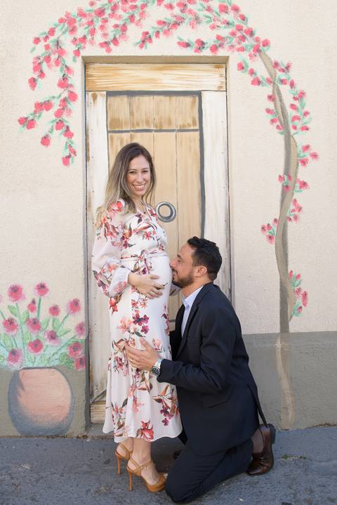 Foto do Marido que beija a barriga da esposa grávida no dia de casamento no Civil'