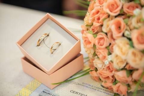 Foto da aliança com o certidão de casamento'