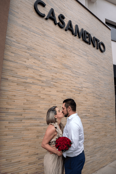 Foto com o casal no Primeiro  Cartório de Registro Civil de São José dos Campos'