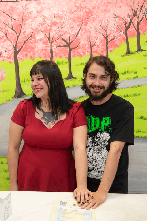 Casados e sorridentes fazem registro deste dia maravilhoso com foto profissional'