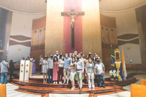 Foto de batismo com a família no altar'
