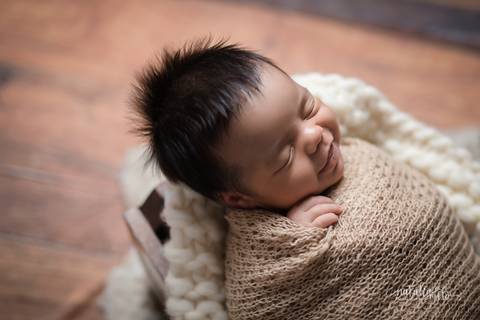 Ensaio de recém-nascido em estúdio em Belo Horizonte - MG feito por Natália Melo Fotografia'
