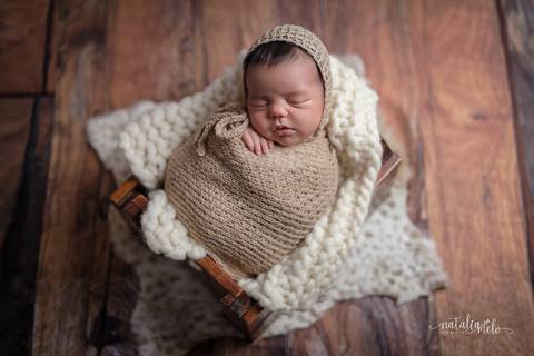 Ensaio de recém-nascido em estúdio em Belo Horizonte - MG feito por Natália Melo Fotografia'