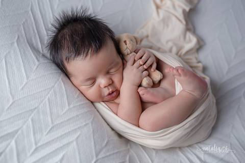 Ensaio de recém-nascido em estúdio em Belo Horizonte - MG feito por Natália Melo Fotografia'