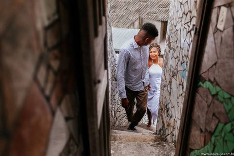 Casal se olhando subindo a escada - Casal apaixonado - ensaio casal no the maze - pré wedding - ensaio pré casamento - Léo Araújo Fotografia - Fotógrafo RJ - Fotógrafo de Casamento RJ - The maze rio'