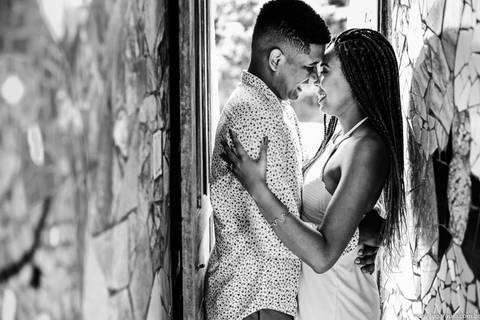 Casal sorrindo - Casal apaixonado - ensaio casal no the maze - pré wedding - ensaio pré casamento - Léo Araújo Fotografia - Fotógrafo RJ - Fotógrafo de Casamento RJ - The maze rio'