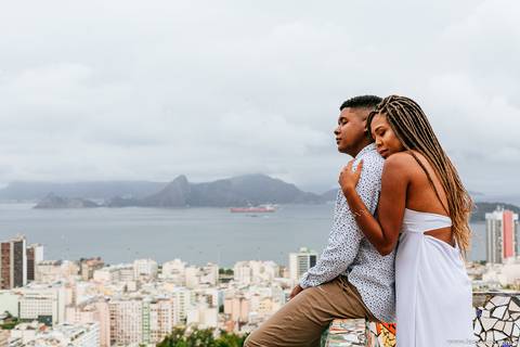 Casal abraçado - Vista da baía de guanabara - Casal apaixonado - ensaio casal no the maze - pré wedding - ensaio pré casamento - Léo Araújo Fotografia - Fotógrafo RJ - Fotógrafo de Casamento RJ - The maze rio'