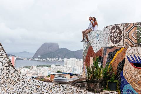 Casal abraçado - Vista da baía de guanabara - Casal apaixonado - ensaio casal no the maze - pré wedding - ensaio pré casamento - Léo Araújo Fotografia - Fotógrafo RJ - Fotógrafo de Casamento RJ - The maze rio'