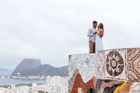 Casal de mãos dadas se olhando - Vista da baía de guanabara - Casal apaixonado - ensaio casal no the maze - pré wedding - ensaio pré casamento - Léo Araújo Fotografia - Fotógrafo RJ - Fotógrafo de Casamento RJ - The maze rio'