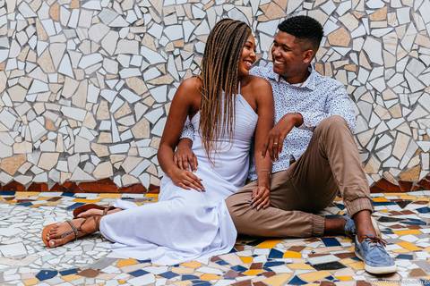 Casal sentado sorrindo no the maze -Casal apaixonado - ensaio casal no the maze - pré wedding - ensaio pré casamento - Léo Araújo Fotografia - Fotógrafo RJ - Fotógrafo de Casamento RJ - The maze rio'