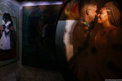 Casal no reflexo do relógio - Casal apaixonado - ensaio casal no the maze - pré wedding - ensaio pré casamento - Léo Araújo Fotografia - Fotógrafo RJ - Fotógrafo de Casamento RJ - The maze rio'