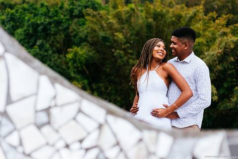 Casal abraçado - Casal apaixonado - ensaio casal no the maze - pré wedding - ensaio pré casamento - Léo Araújo Fotografia - Fotógrafo RJ - Fotógrafo de Casamento RJ - The maze rio'