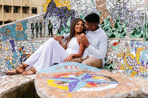 Casal sentado se olhando - Casal apaixonado - ensaio casal no the maze - pré wedding - ensaio pré casamento - Léo Araújo Fotografia - Fotógrafo RJ - Fotógrafo de Casamento RJ - The maze rio'