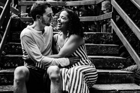 Casal sorrindo sentados no degrau - Casal sorrindo - Parque municipal da Prainha - pré wedding - ensaio pré casamento - Léo Araújo Fotografia - Fotógrafo RJ - Fotógrafo de Casamento RJ'
