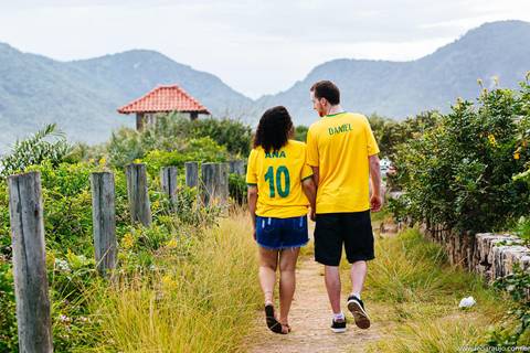 Casal de costas - Praia de grumari -  Grumari - Ensaio casal em grumari - pré wedding - ensaio pré casamento - Léo Araújo Fotografia - Fotógrafo RJ - Fotógrafo de Casamento RJ'