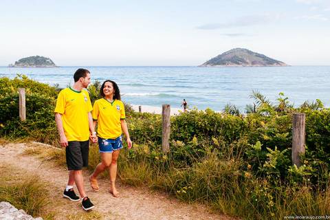 Casal passeando se olhando -Praia de grumari -  Grumari - Ensaio casal em grumari - pré wedding - ensaio pré casamento - Léo Araújo Fotografia - Fotógrafo RJ - Fotógrafo de Casamento RJ'