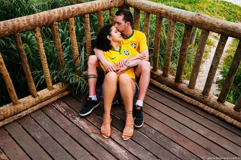Casal sentado namorando - Praia de grumari -  Grumari - Ensaio casal em grumari - pré wedding - ensaio pré casamento - Léo Araújo Fotografia - Fotógrafo RJ - Fotógrafo de Casamento RJ'