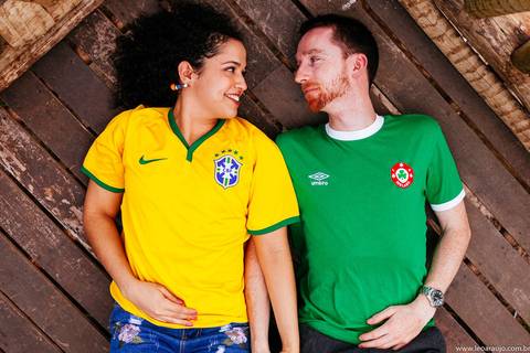 Casal deitado se olhando - Praia de grumari -  Grumari - Ensaio casal em grumari - pré wedding - ensaio pré casamento - Léo Araújo Fotografia - Fotógrafo RJ - Fotógrafo de Casamento RJ'