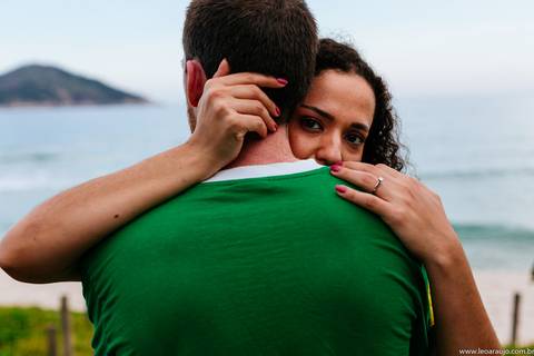 Noiva olhando pra câmera - Praia de grumari -  Grumari - Ensaio casal em grumari - pré wedding - ensaio pré casamento - Léo Araújo Fotografia - Fotógrafo RJ - Fotógrafo de Casamento RJ'