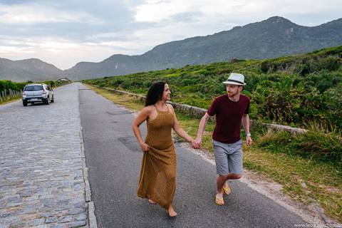 Noivos correndo se olhando -Ensaio casal em grumari - Praia de grumari -  Grumari - Ensaio casal em grumari - pré wedding - ensaio pré casamento - Léo Araújo Fotografia - Fotógrafo RJ - Fotógrafo de Casamento RJ'