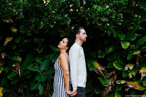 Casal feliz de mãos dadas - pré wedding - ensaio pré casamento - Léo Araújo Fotografia - Fotógrafo RJ - Fotógrafo de Casamento RJ'