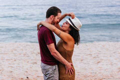Ensaio casal na praia - Praia de grumari -  Grumari - Ensaio casal em grumari - pré wedding - ensaio pré casamento - Léo Araújo Fotografia - Fotógrafo RJ - Fotógrafo de Casamento RJ'