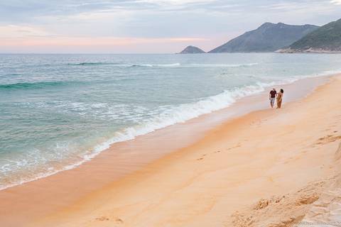 Casal andando na praia de grumari - ensaio casal na praia -Praia de grumari -  Grumari - Ensaio casal em grumari - pré wedding - ensaio pré casamento - Léo Araújo Fotografia - Fotógrafo RJ - Fotógrafo de Casamento RJ'