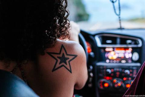 Tatuagem da noiva -Ensaio casal em grumari - Praia de grumari -  Grumari - Ensaio casal em grumari - pré wedding - ensaio pré casamento - Léo Araújo Fotografia - Fotógrafo RJ - Fotógrafo de Casamento RJ'