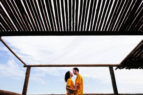 Casal se olhando - Praia de grumari -  Grumari - Ensaio casal em grumari - pré wedding - ensaio pré casamento - Léo Araújo Fotografia - Fotógrafo RJ - Fotógrafo de Casamento RJ'