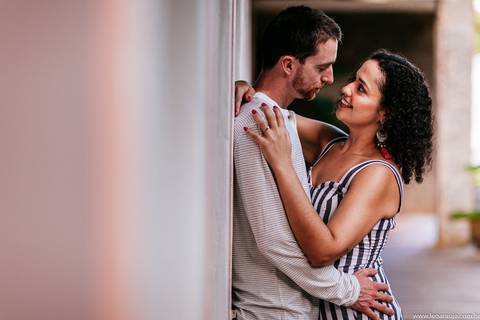 Casal se olhando abraçado - Parque municipal da Prainha - pré wedding - ensaio pré casamento - Léo Araújo Fotografia - Fotógrafo RJ - Fotógrafo de Casamento RJ'