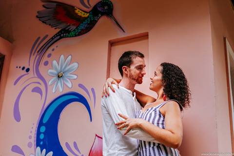 Casal se olhando abraçado - Parque municipal da Prainha - pré wedding - ensaio pré casamento - Léo Araújo Fotografia - Fotógrafo RJ - Fotógrafo de Casamento RJ'