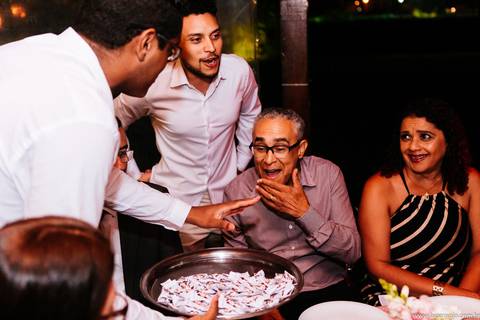 Corte da gravata - Recepção de casamento - Léo Araújo Fotografia - Fotógrafo de Casamento RJ - Casamento - Fotografia de Casamento RJ'